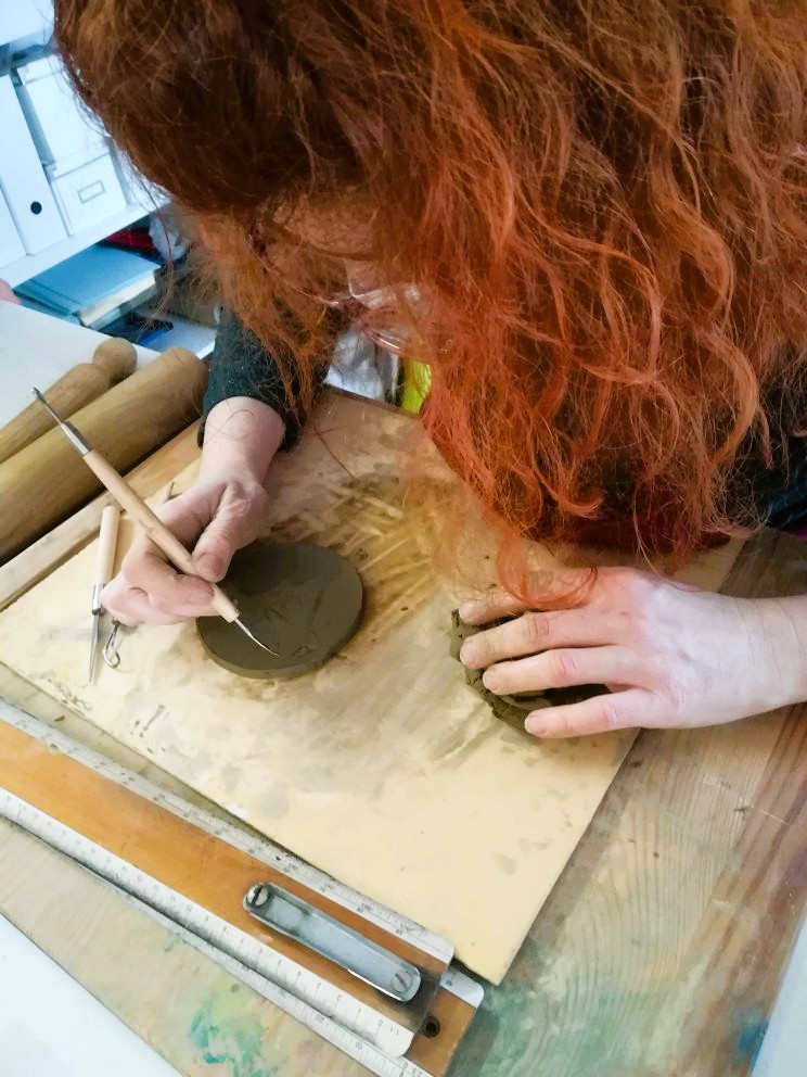 rifinire bassorilievo prima della colata 